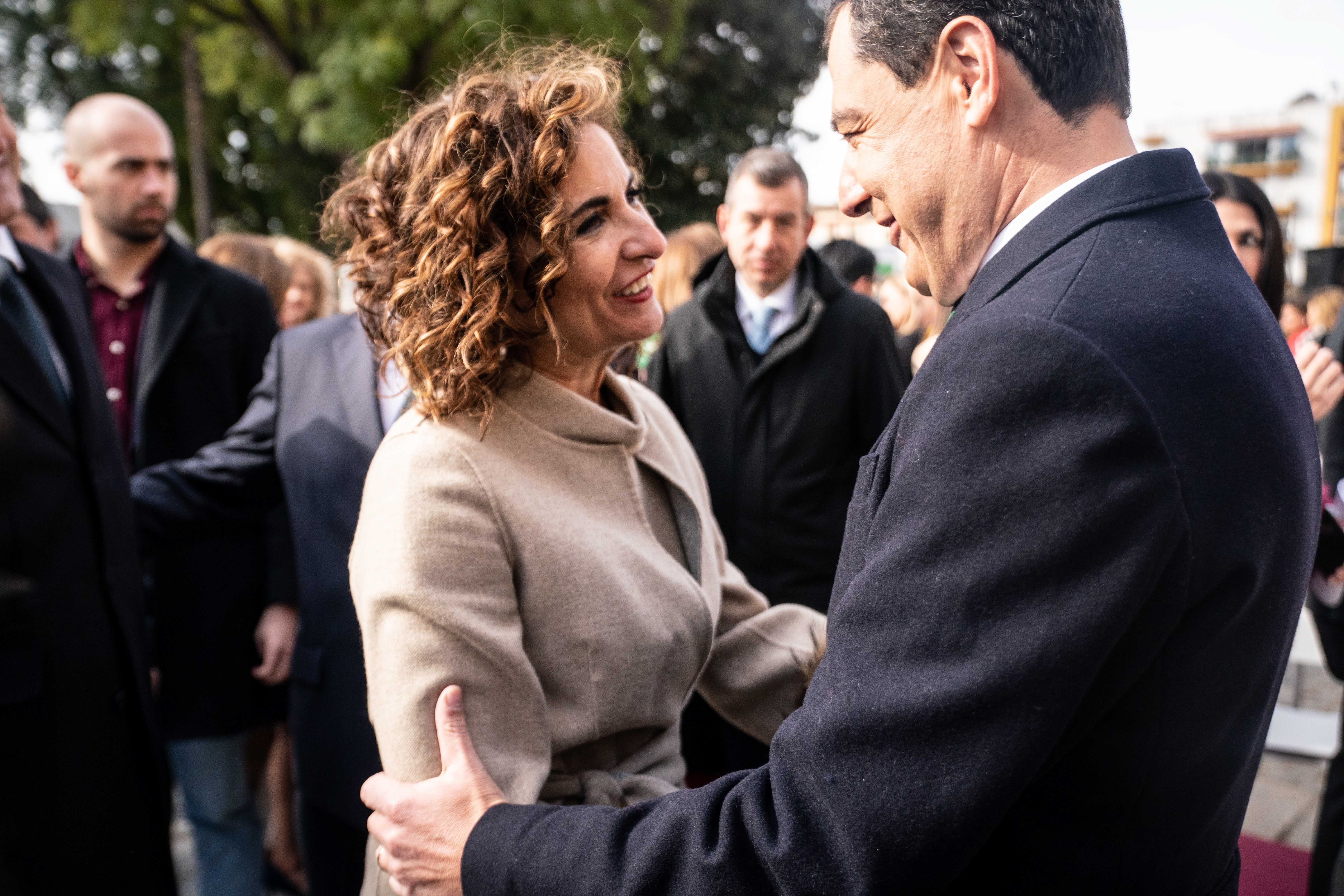 Juanma Moreno, presidente de la Junta de Andalucía, y María Jesús Montero, ministra de Hacienda del Gobierno de España.
