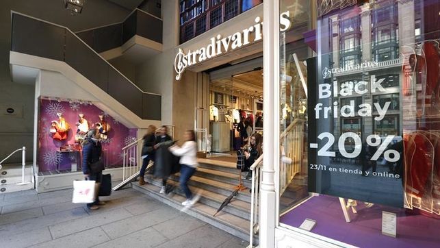 Un comercio con descuentos por el 'Black Friday', en una imagen de eldiario.es