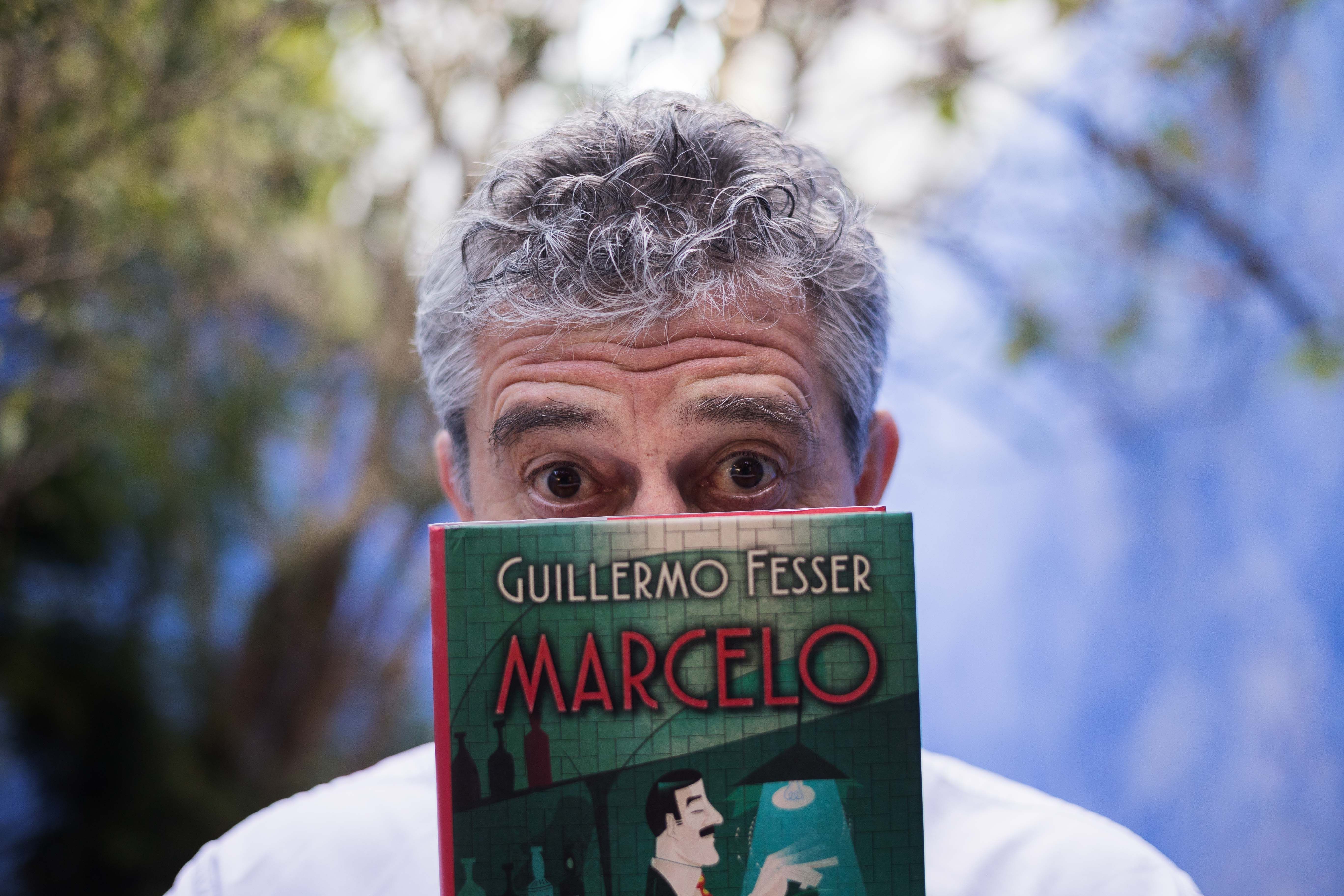 Guillermo Fesser, con su novela 'Marcelo', en el Jardín de la Luna Nueva.