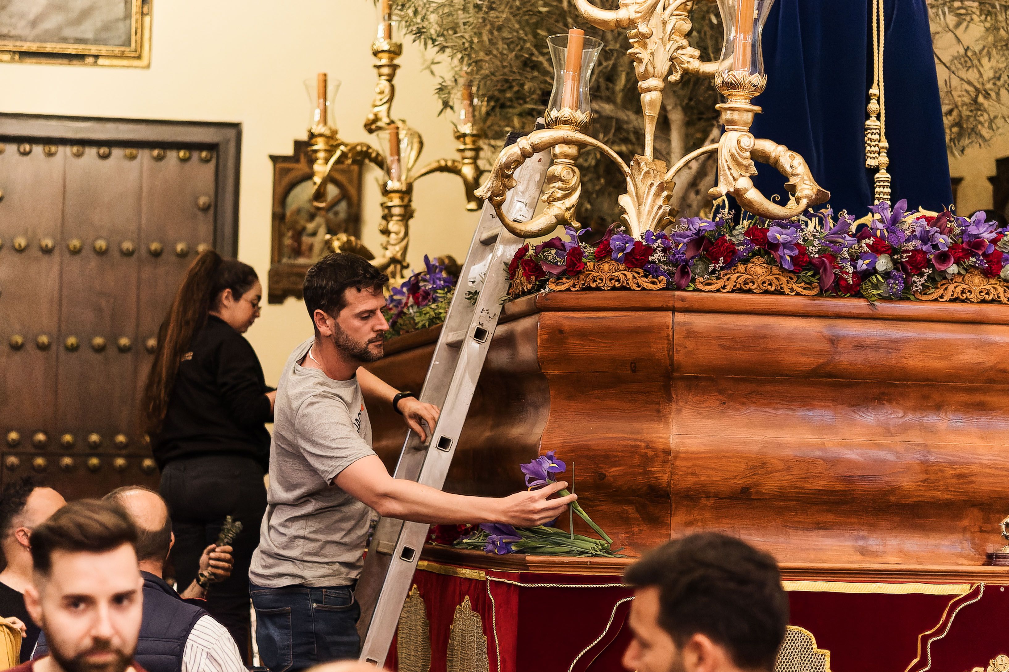 Los hermanos colocan las flores al paso. 