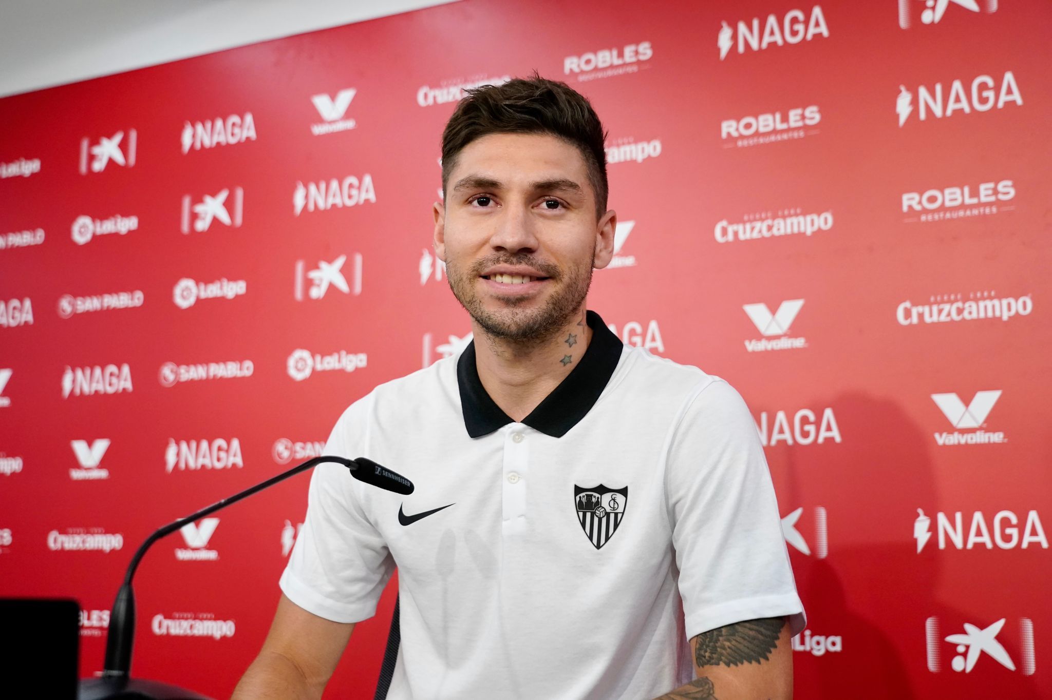 Gonzalo Montinel, en su presentación como jugador sevillista.   SEVILLA FC