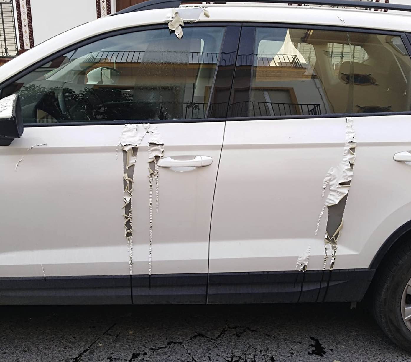 Coche rociado con ácido.