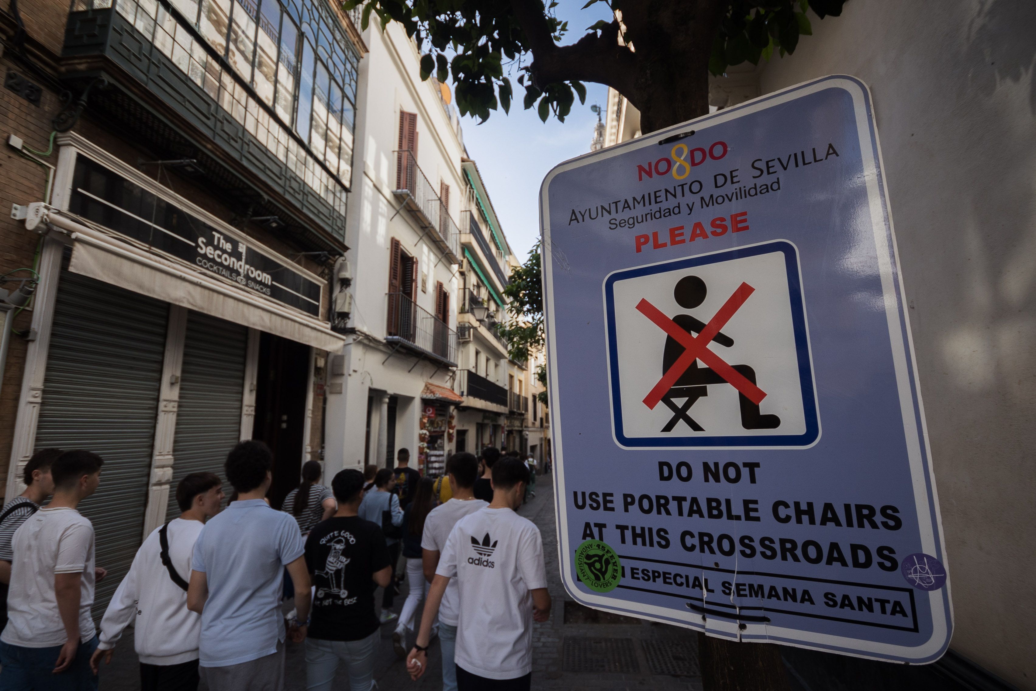 Uno de los carteles con los que se prohíben las 'sillitas' en Sevilla.