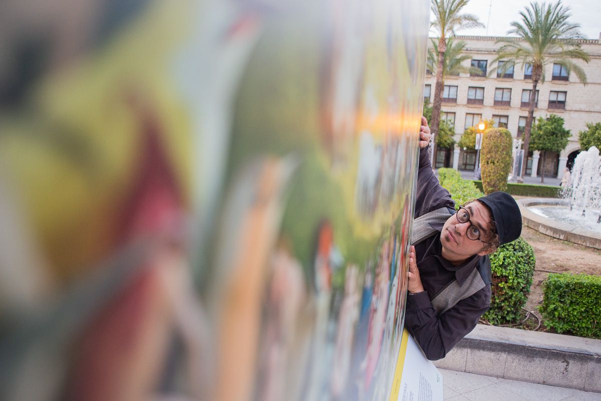 Samir Delgado se esconde tras uno de los cuadros de la exposición itinerante del Museo del Prado en la plaza del Arenal. FOTO: MANU GARCÍA.