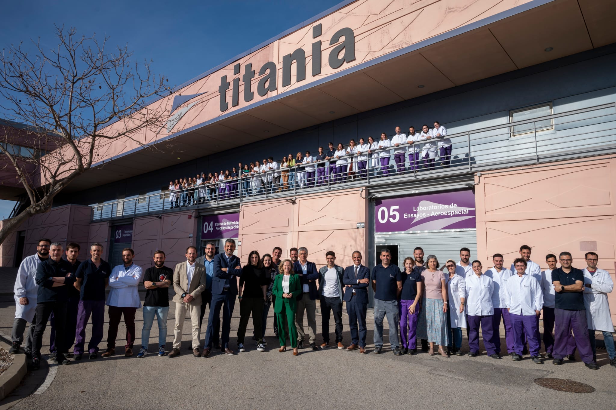 La vicepresidenta en la sede de Titania en una imagen de grupo.  