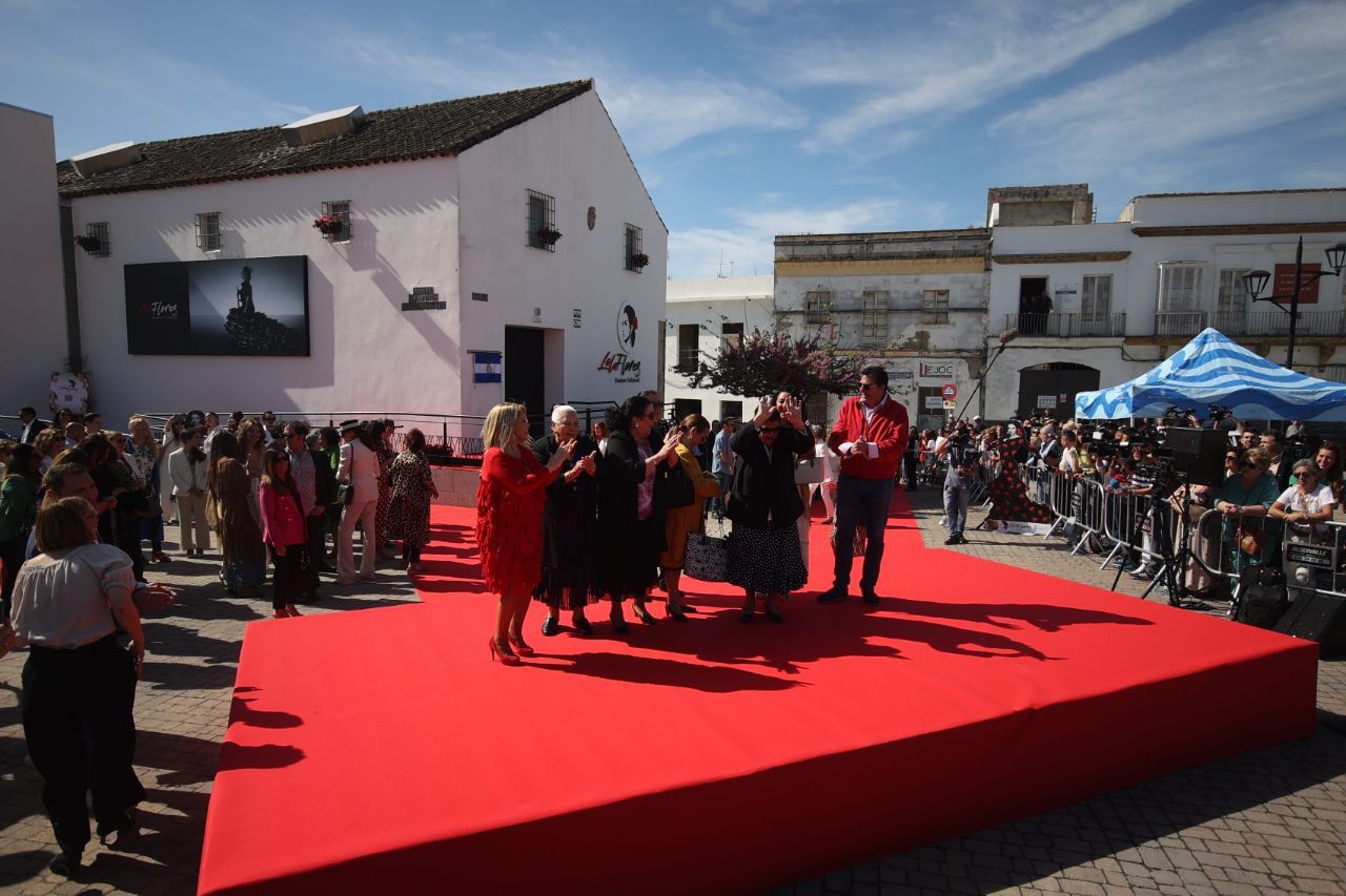 Una alfombra roja con mucho arte para inaugurar el Centro Cultural Lola Flores.   MANU GARCÍA