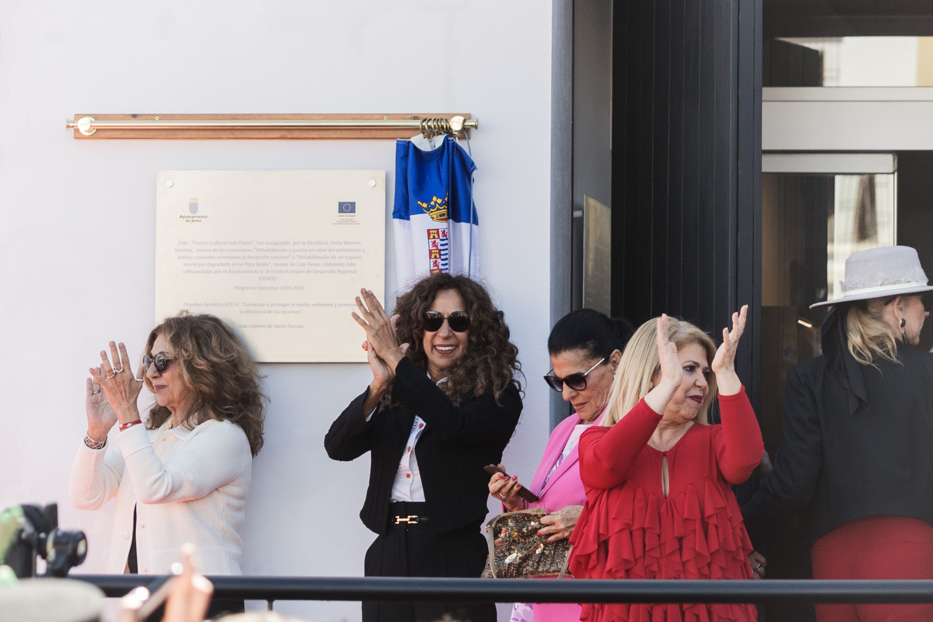 Lolita, Rosario y Mamen Sánchez tras descubrir la placa inaugural.   CANDELA NUÑEZ 