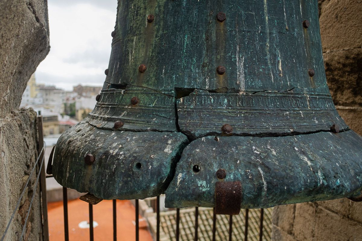 La campana de La Atalaya, en un pésimo estado. MANU GARCÍA