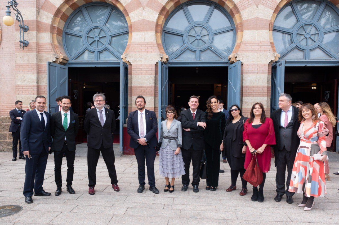 Luis García Montero, con el equipo del Gobierno de Cádiz. AYTO DE CÁDIZ
