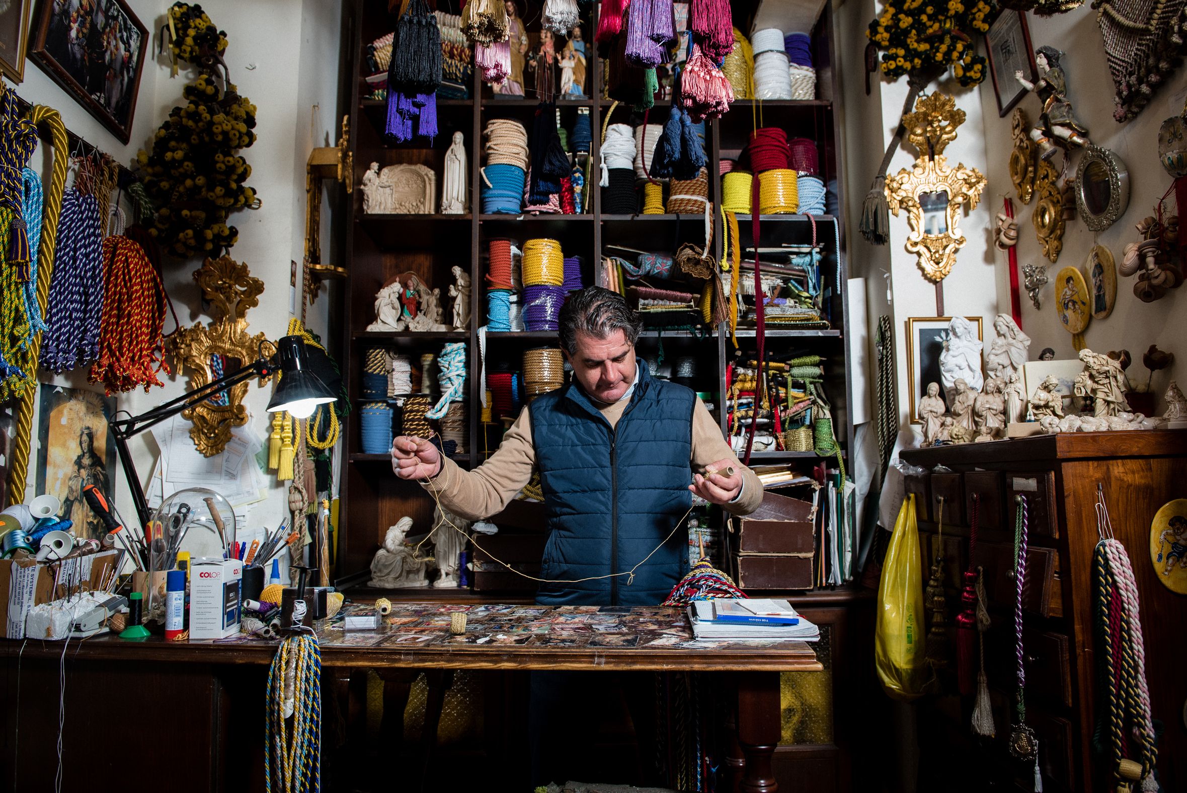 Jesús Spínola se encarga actualmente de los cordones de Cordonería Alba, en Sevilla.