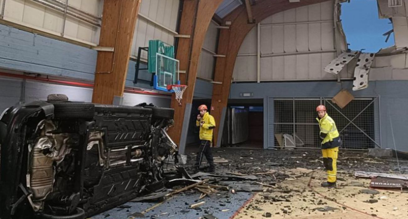 Arriba, a la derecha, lugar por el que entró volando el coche.