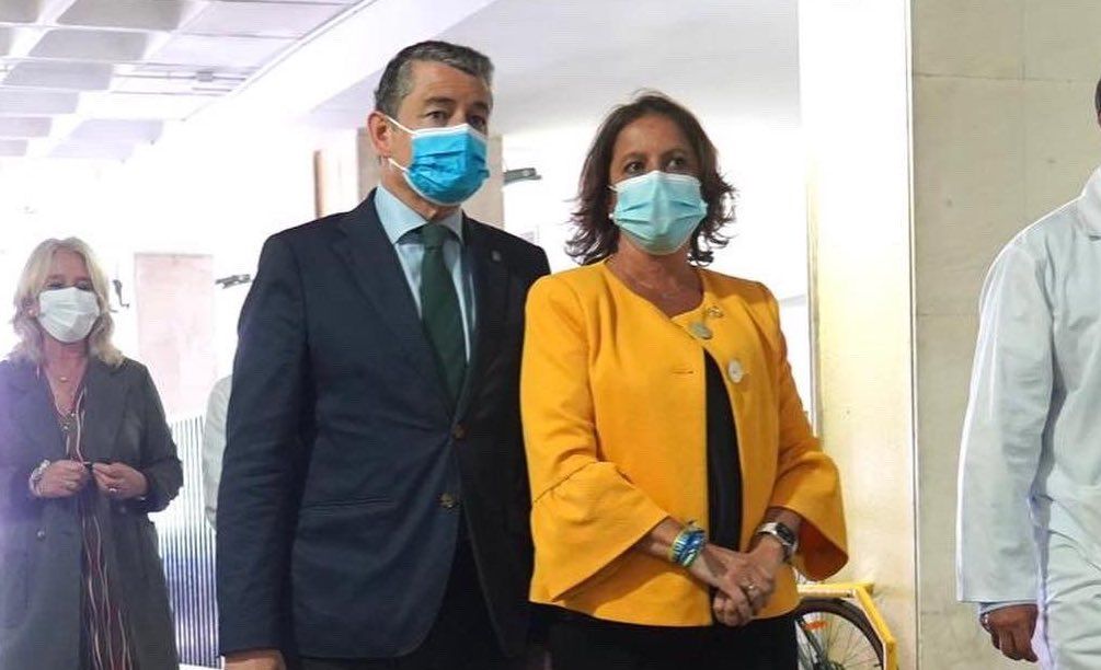 Antonio Sanz y Lina García, anunciandio un %22día histórico%22 para el avance del nuevo hospital de Cádiz.