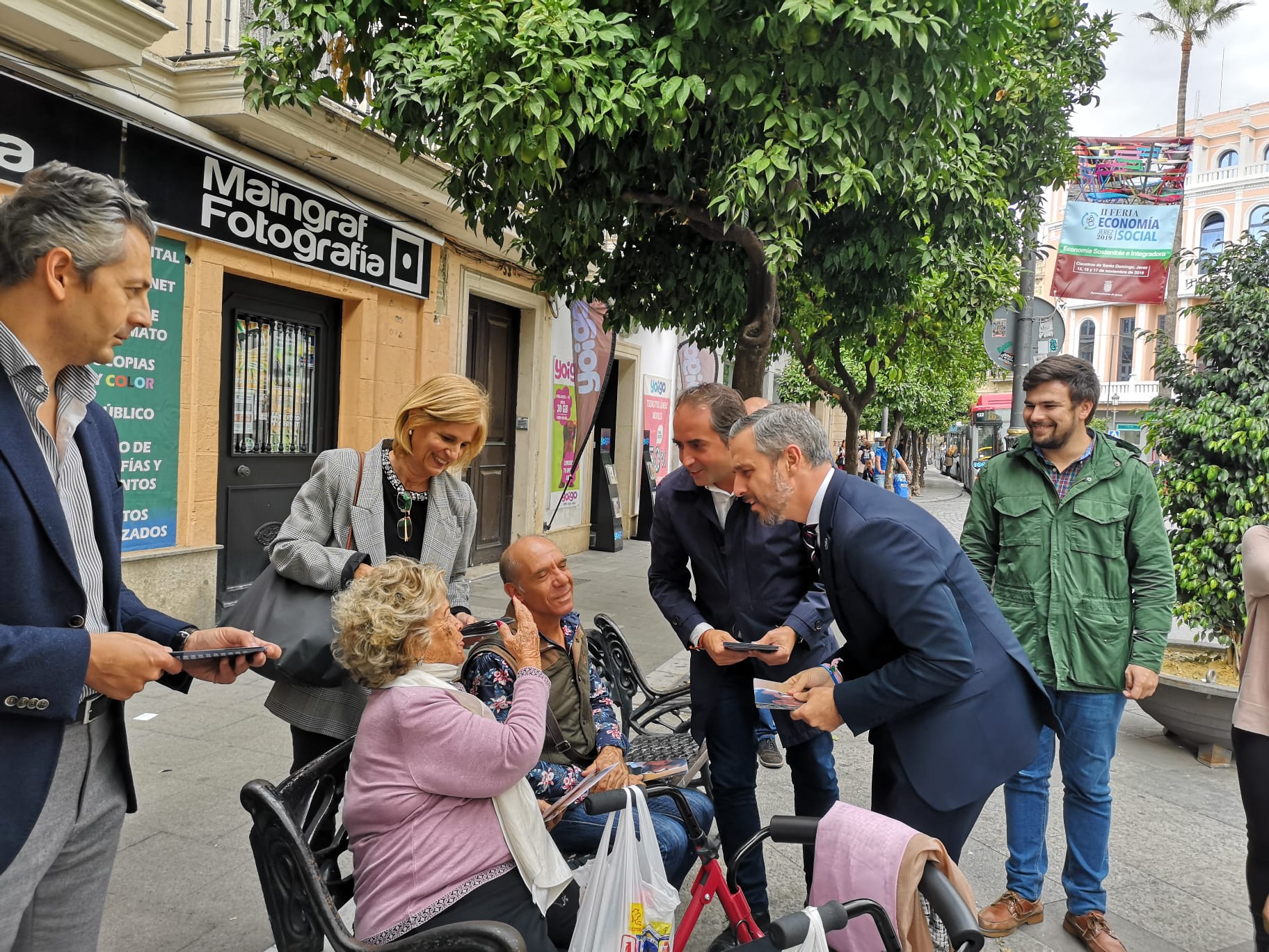 Bravo junto a Pelayo y otros cargos del PP de Jerez, en la calle Larga este lunes. FOTO: PP