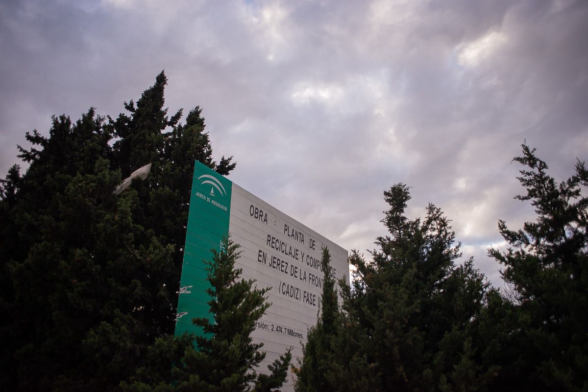 Un cartel indicativo, a la entrada de la planta de Las Calandrias. FOTO: MANU GARCÍA