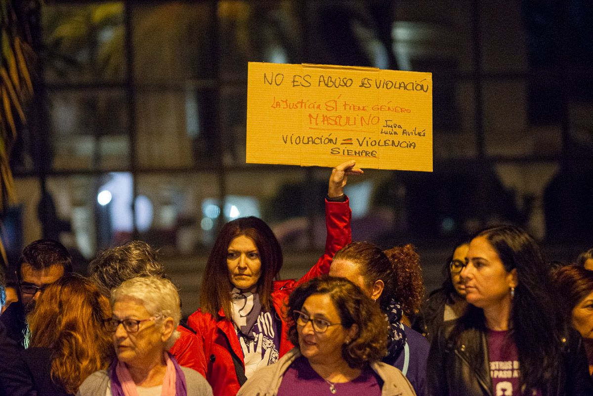 Una manifestante, con una pancarta durante una concentración feminista. FOTO: MANU GARCÍA