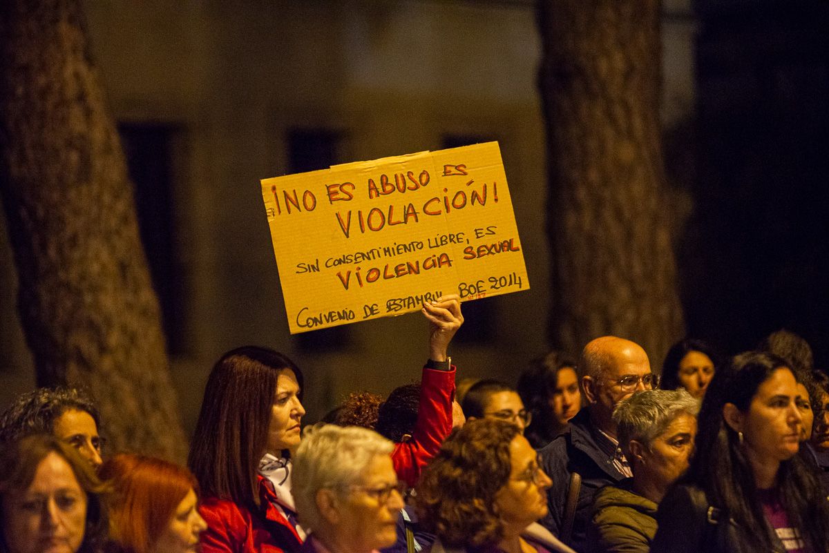 Una manifestante, con una pancarta durante la concentración antes de la ley del 'sólo sí es sí', en una imagen de archivo. FOTO: MANU GARCÍA 
