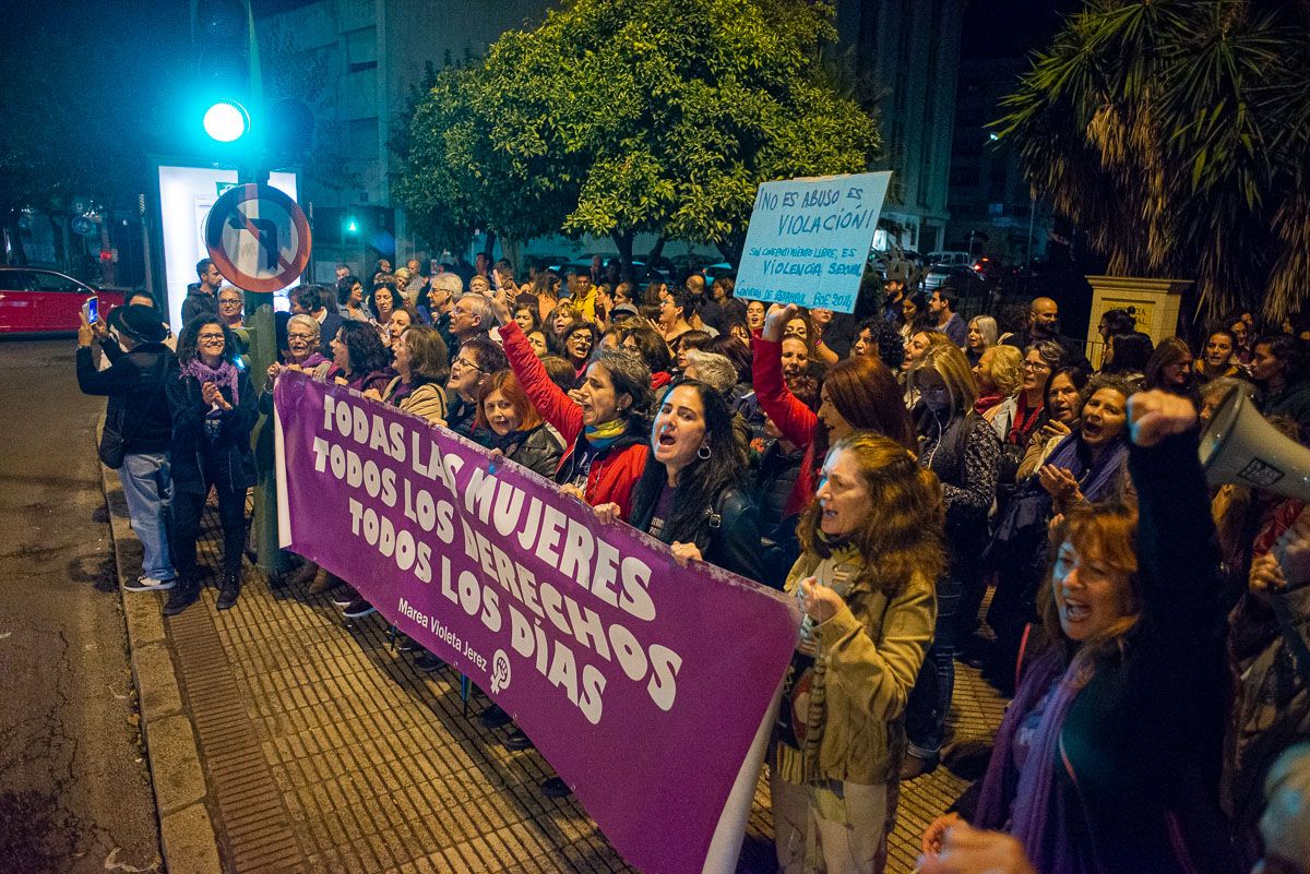 Una manifestación, contra la violencia hacia las mujeres, el 8M celebrada en Jerez un año pasado.   MANU GARCÍA