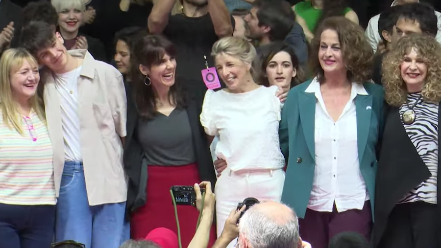Yolanda Díaz, rodeada de quienes han participado en el acto de Sumar.