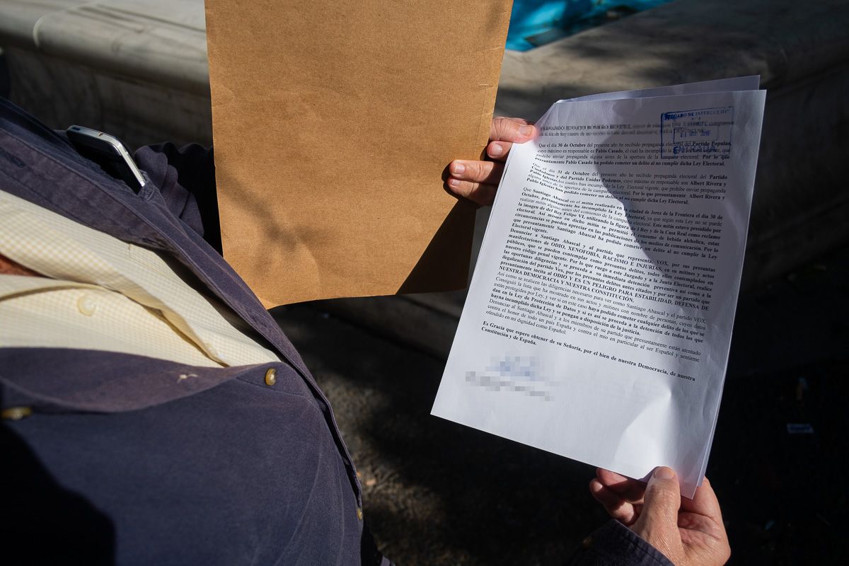 Denuncia presentada contra Vox y su líder nacional Santiago Abascal. FOTO: MANU GARCÍA