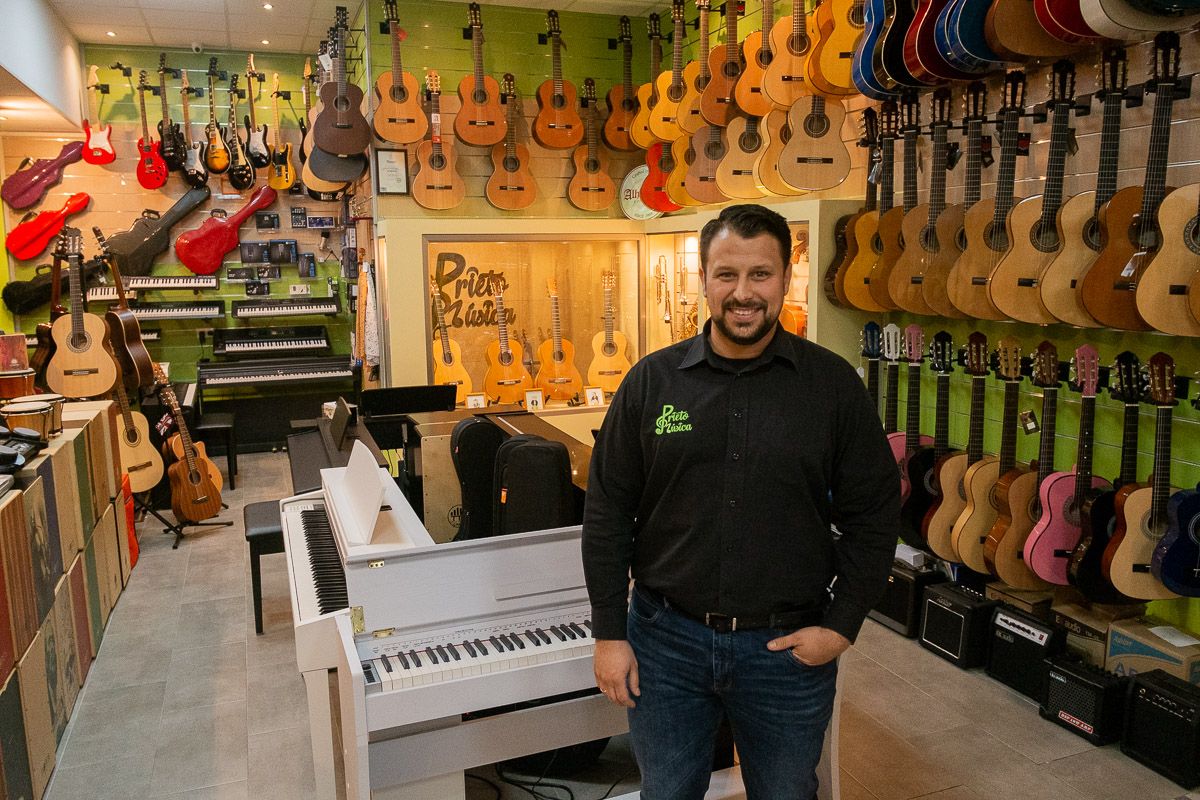 Juan José Prieto, propietario de Prieto Música, en su tienda. FOTO: MANU GARCÍA 