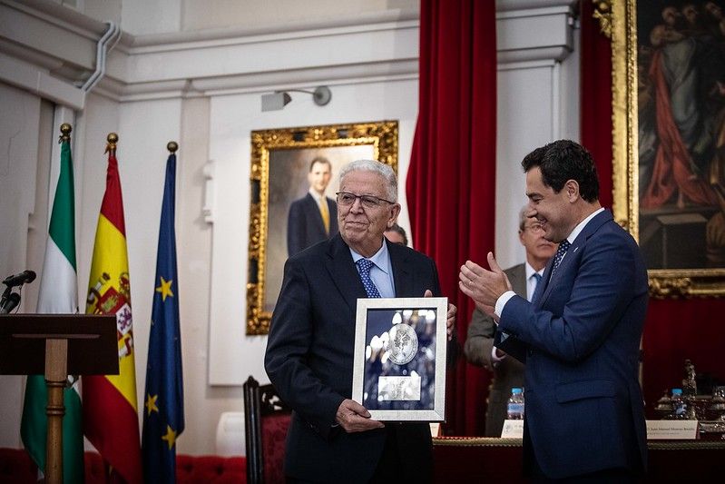 El dueño de Mayoral, el pasado 30 de octubre, tras recibir de manos del presidente de la Junta, Juanma Moreno, uno de los VIII Premios de Investigación, Innovación, Desarrollo y Empresa.