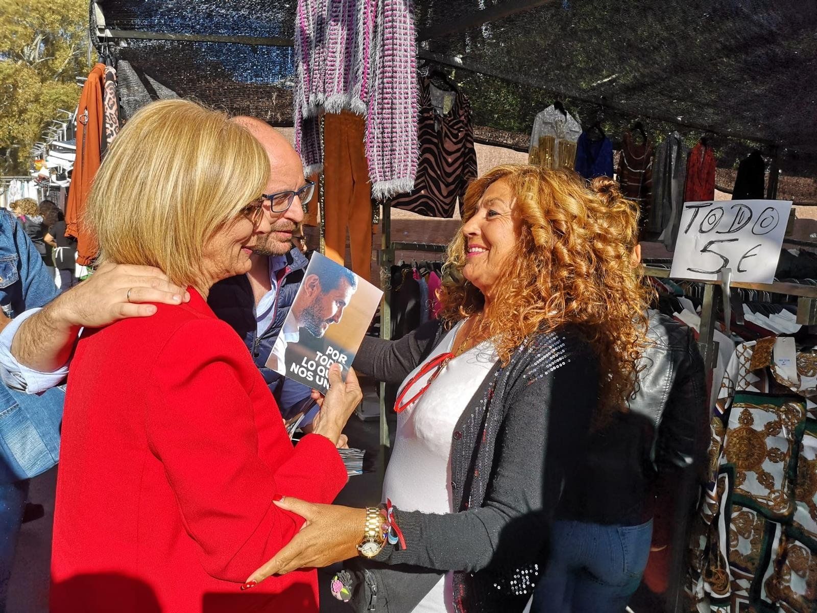 Pelayo junto al alcalde de El Puerto, Germán Beardo, en un reparto electoral. 