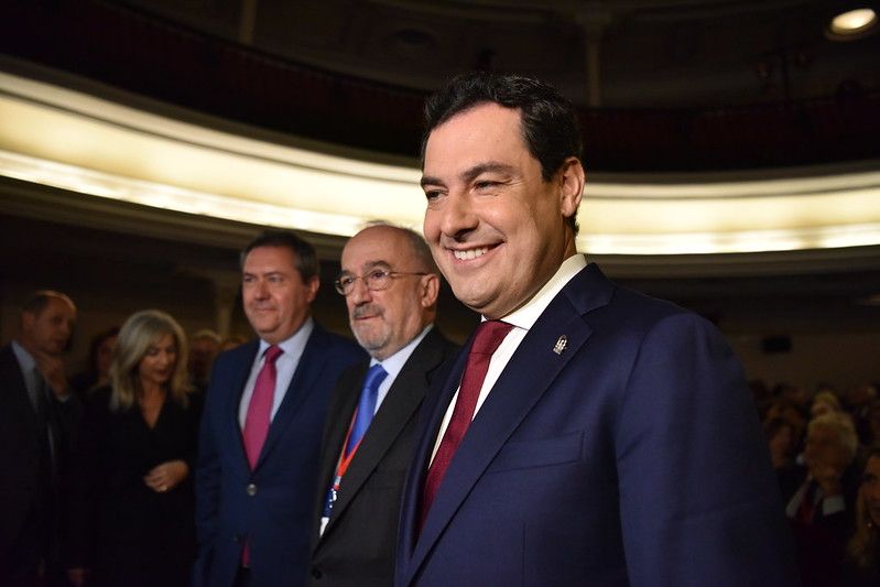 Moreno, junto al director de la RAE y el alcalde de Sevilla.