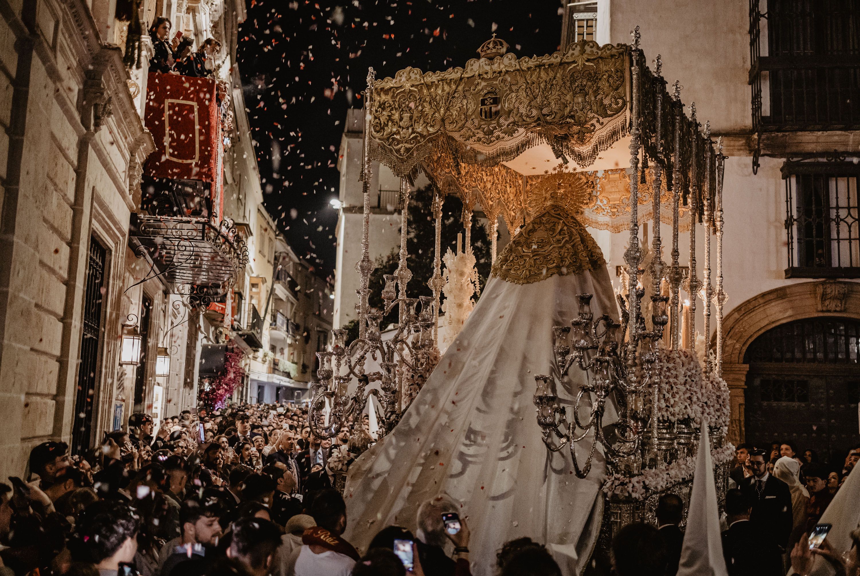 El palio de Madre De Dios de la Misericordia el pasado Domingo de Ramos saliendo de la calle Tornería.