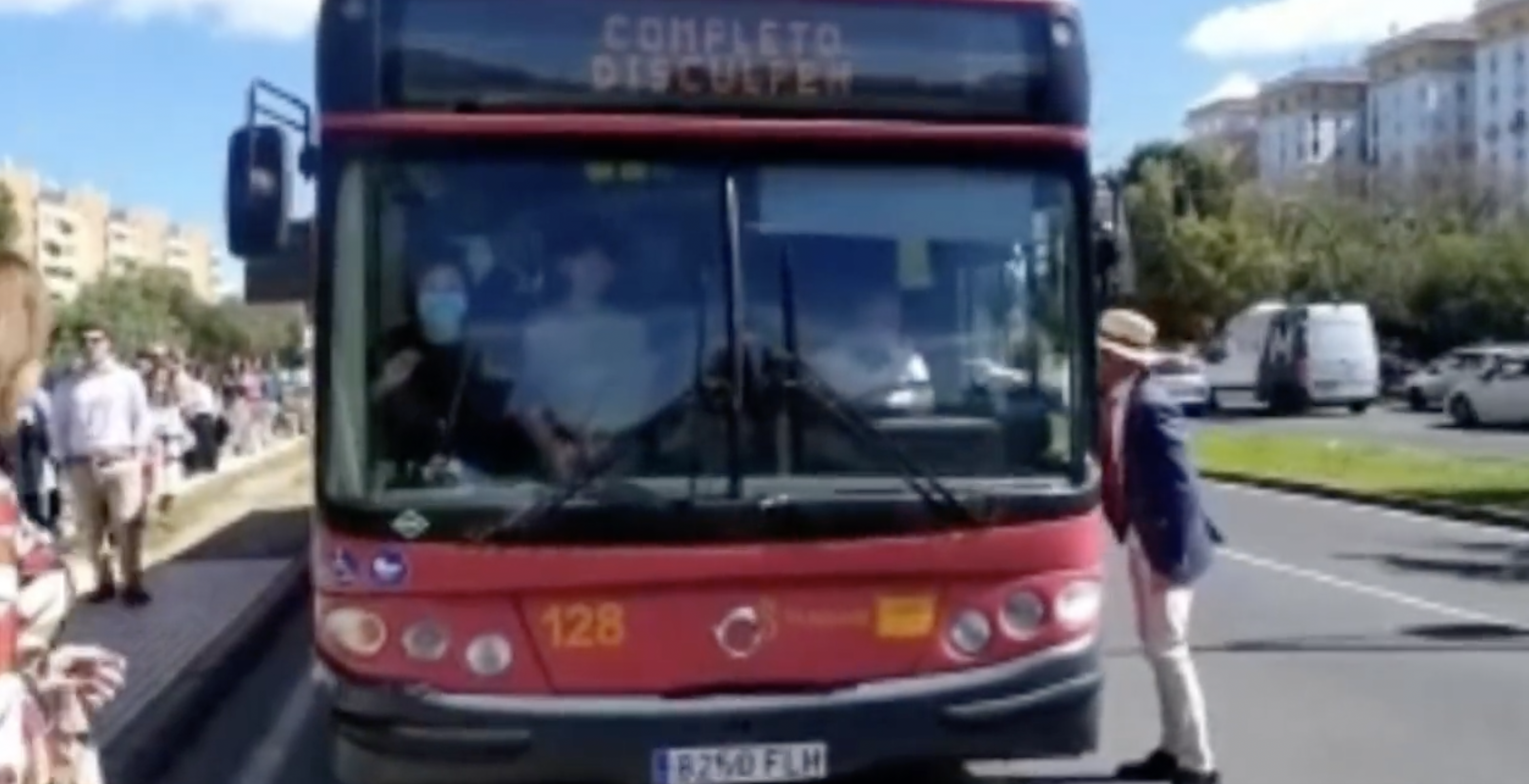Largas colas para coger el autobús en Sevilla Este.