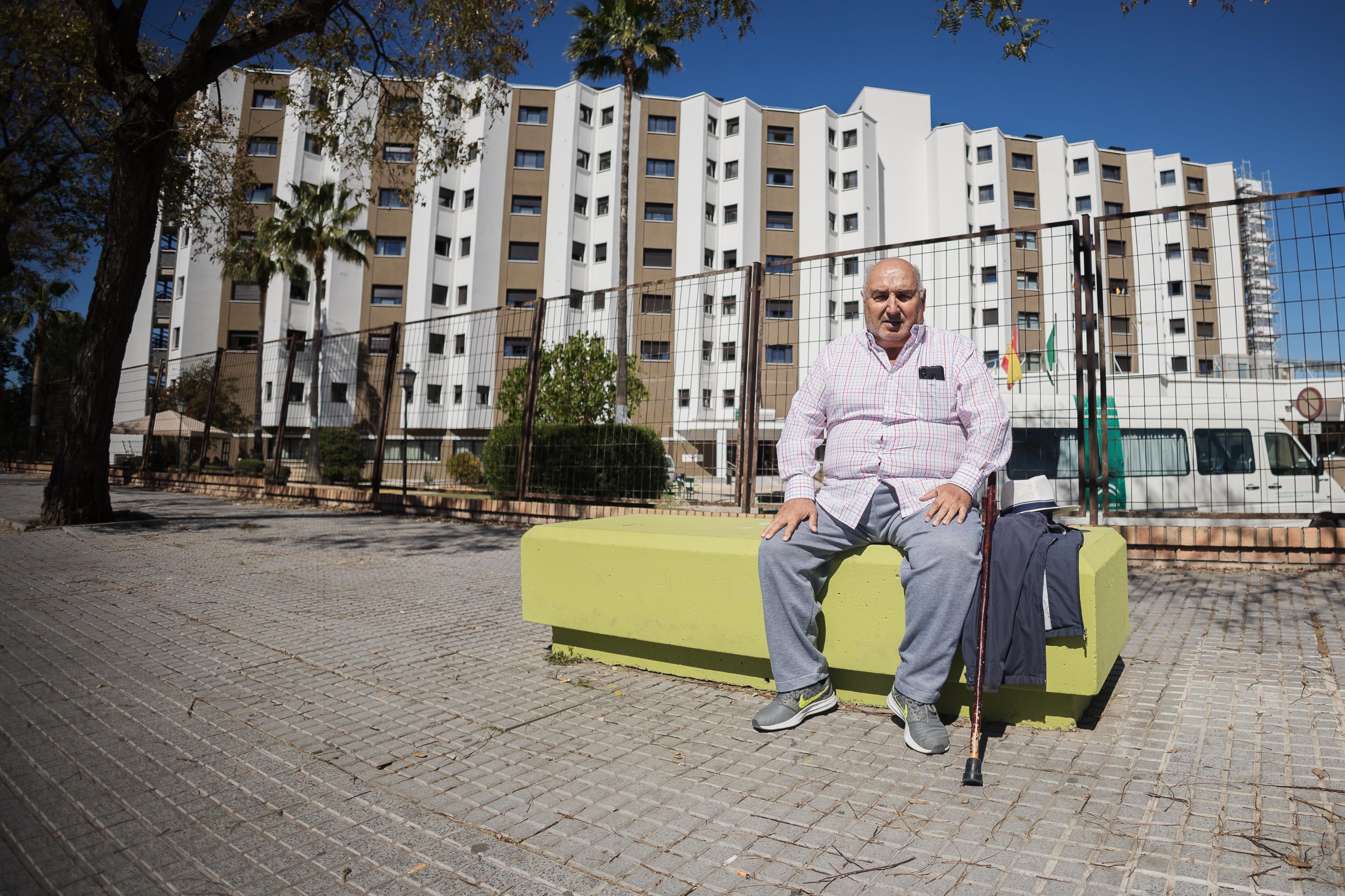 Esteban Marisal posa junto a la residencia de mayores de La Granja, en Jerez.