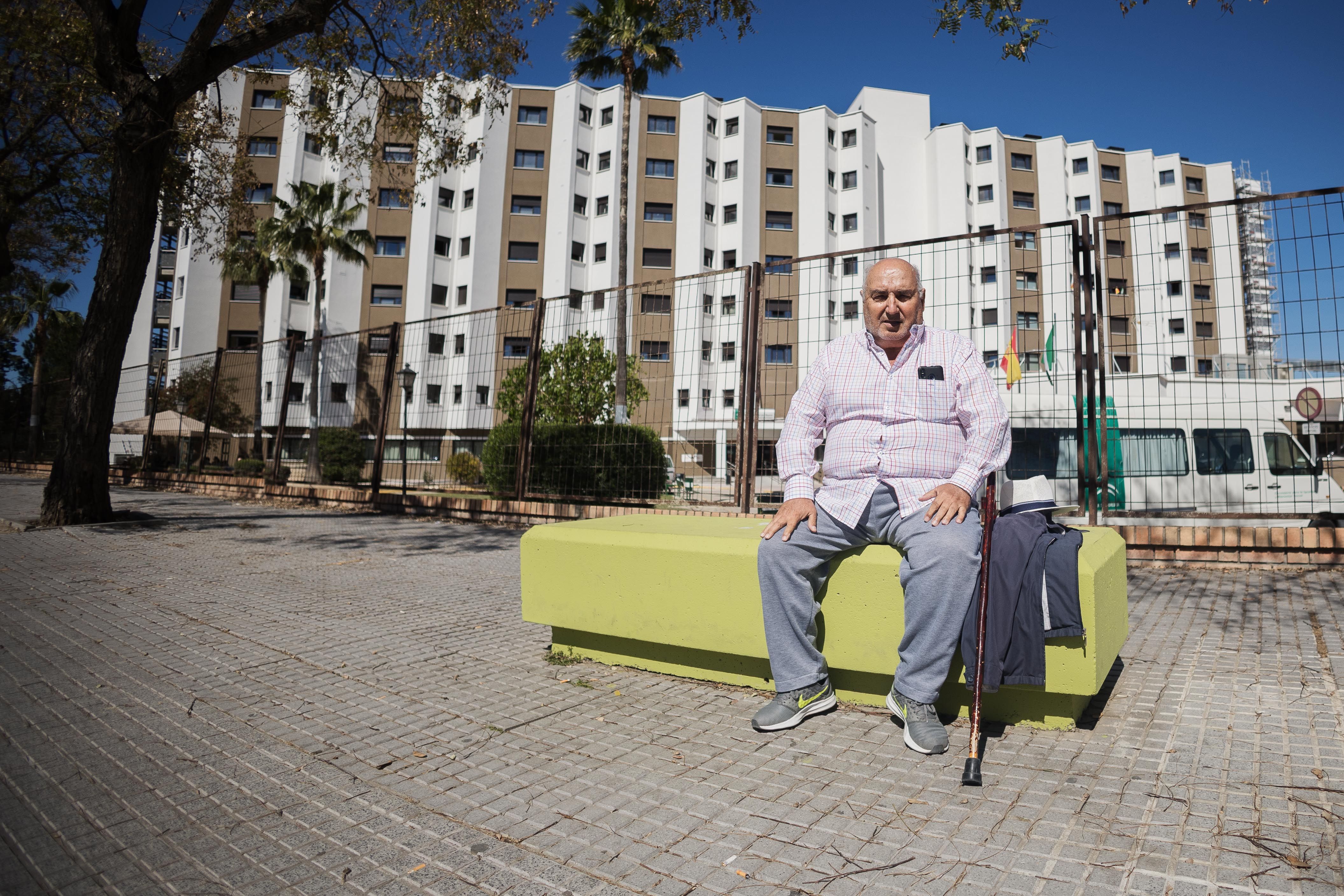 Esteban Marisal posa junto a la residencia de mayores de La Granja, en Jerez.