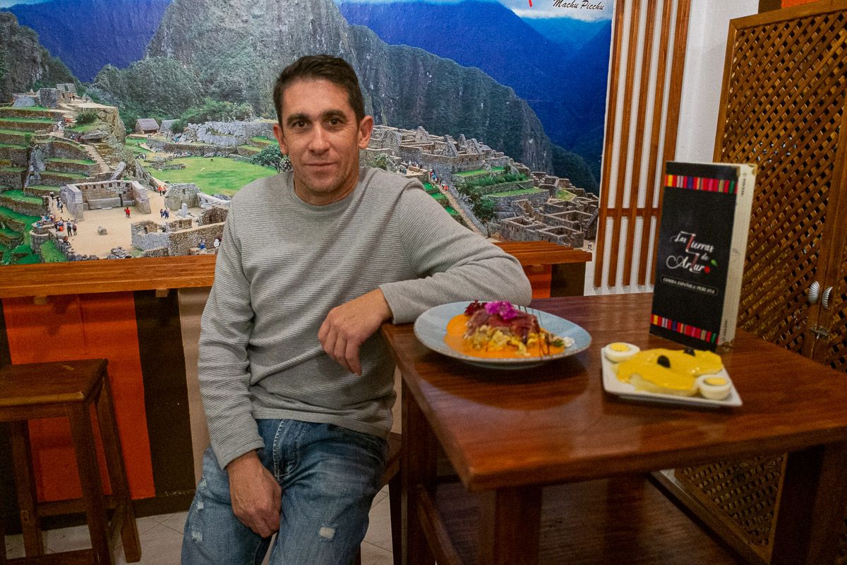 Arturo Sánchez, con algunos de los platos peruanos que ofrece en su gastrobar. FOTO: MANU GARCÍA