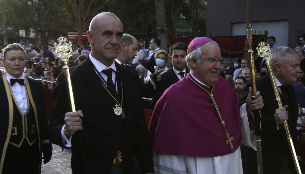 Antonio Muñoz, alcalde, de procesión en la Semana Santa de Sevilla, en una foto facilitada por el autor del artículo.