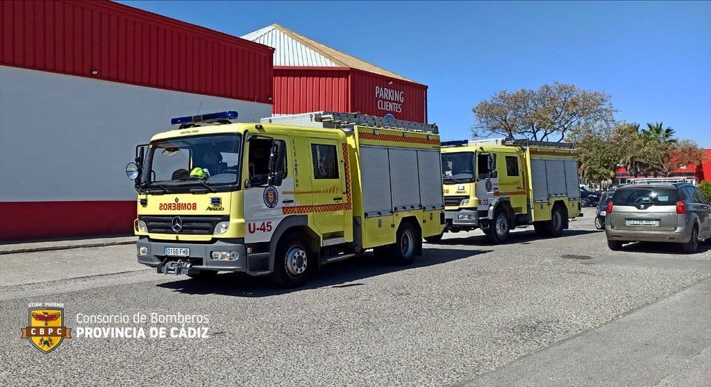 Incendio en un cuadro eléctrico del Rodal Cash de Jerez, este lunes.