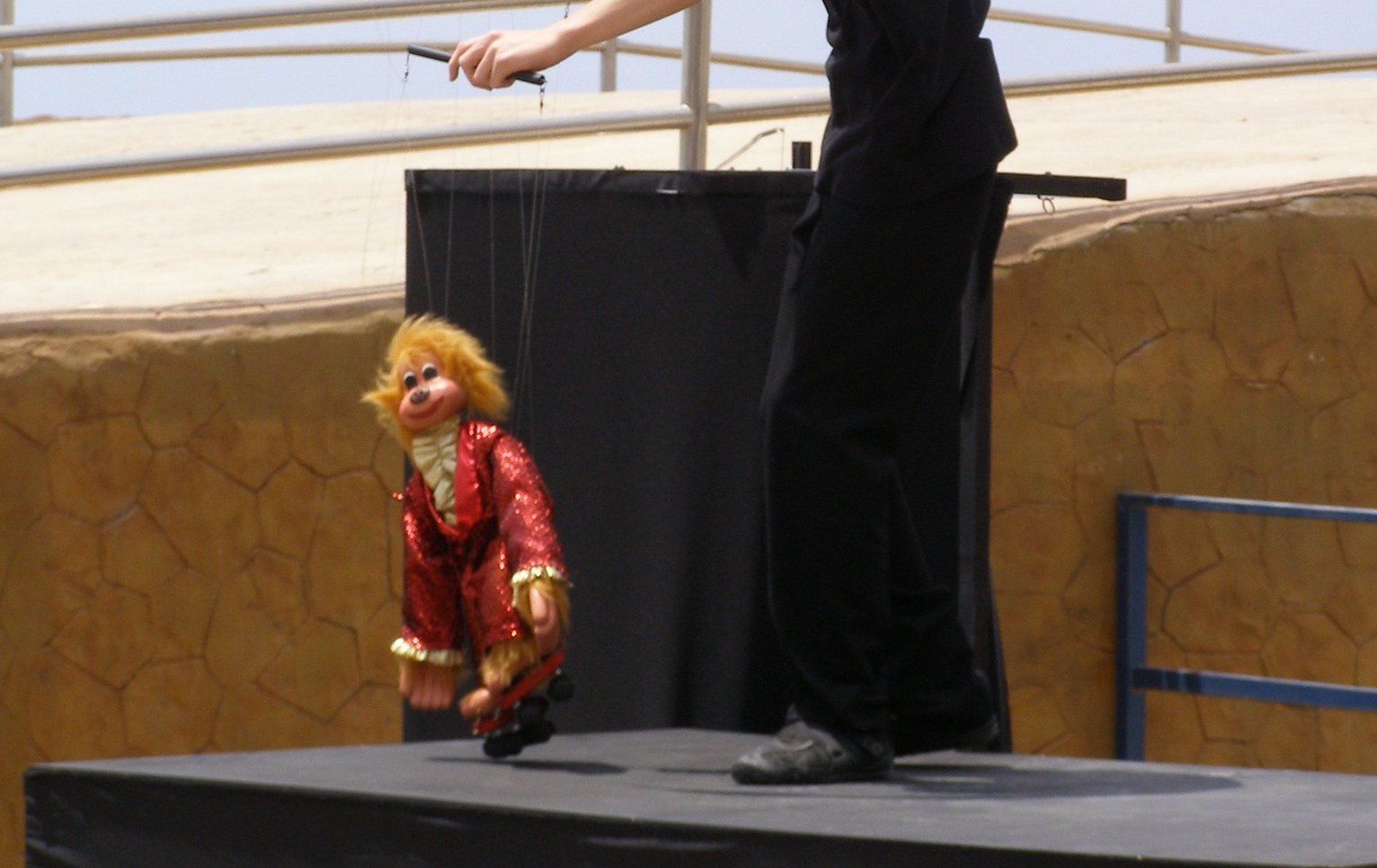 Un titiritero, durante una actuación.