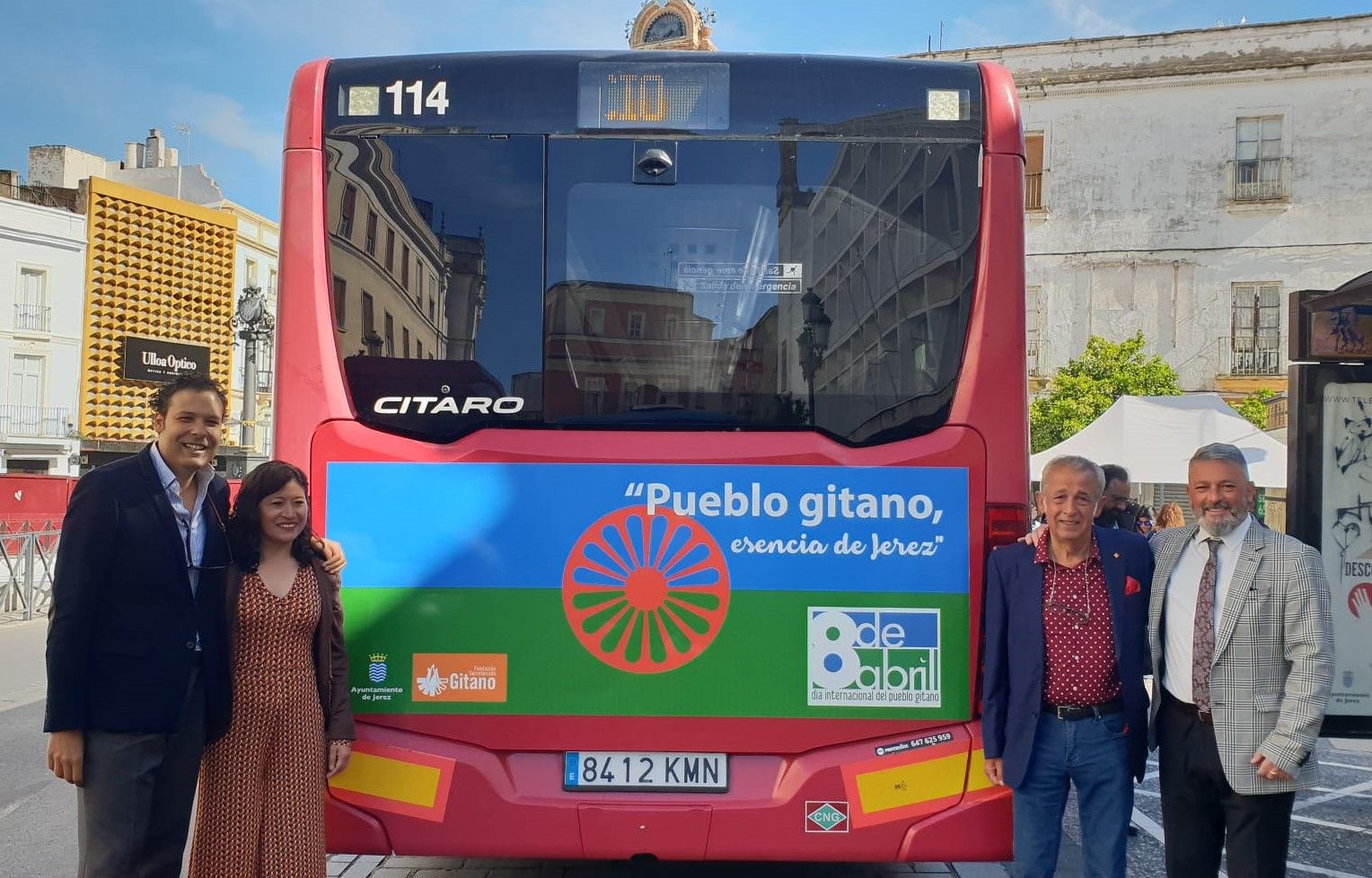 El autobús urbano que conmemora el Día Internacional del Pueblo Gitano en Jerez.