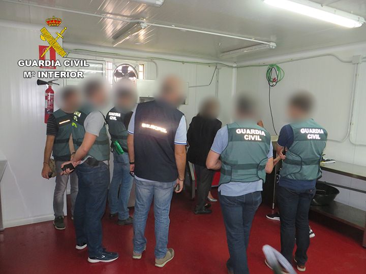 Miembros de Guardia Civil y Seprona, en las instalaciones de Magrudis, en una imagen de archivo.
