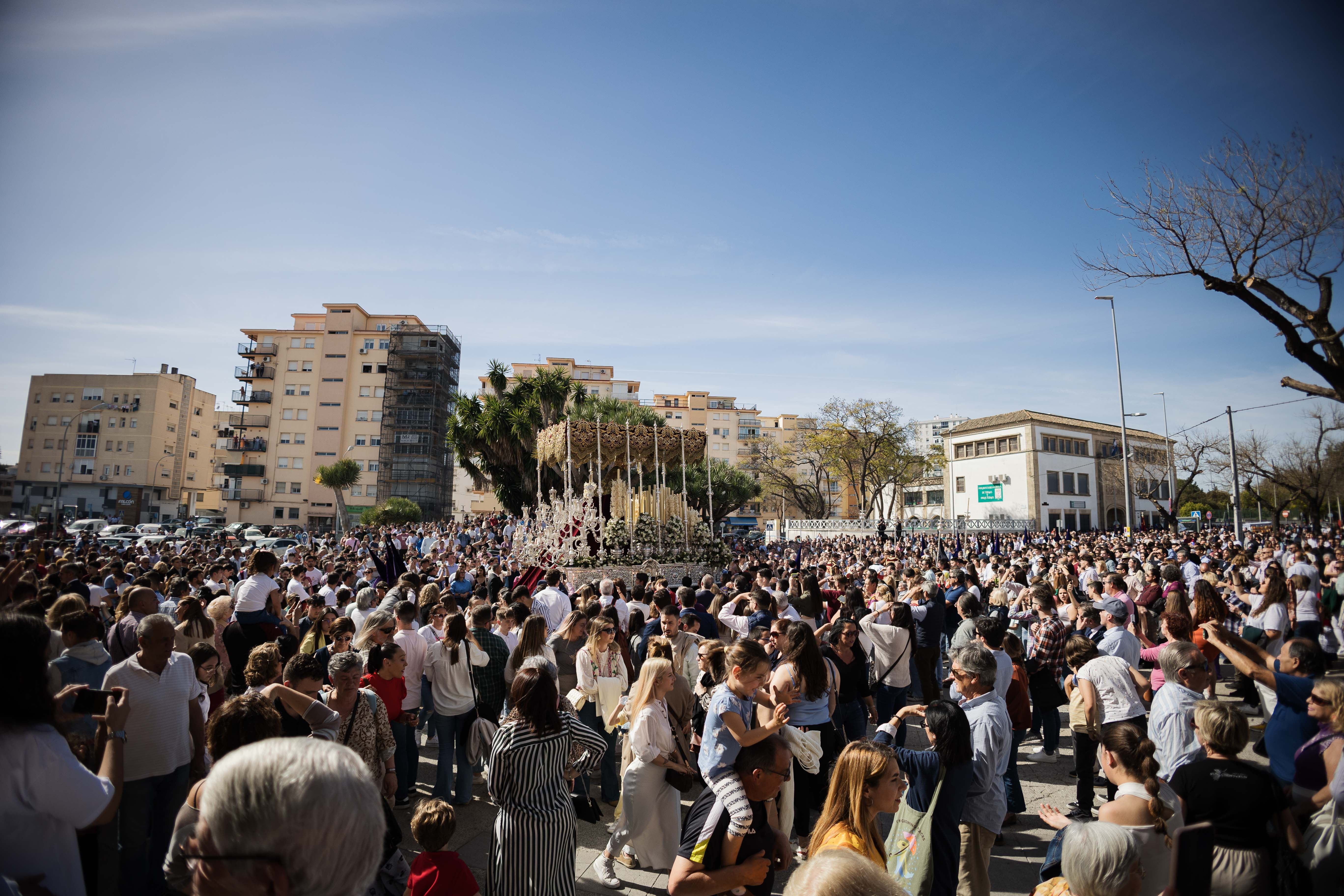 Horarios, itinerarios en el Lunes Santo en Jerez. La plaza de la Constitución abarrotada con el palio de La Candelaria.