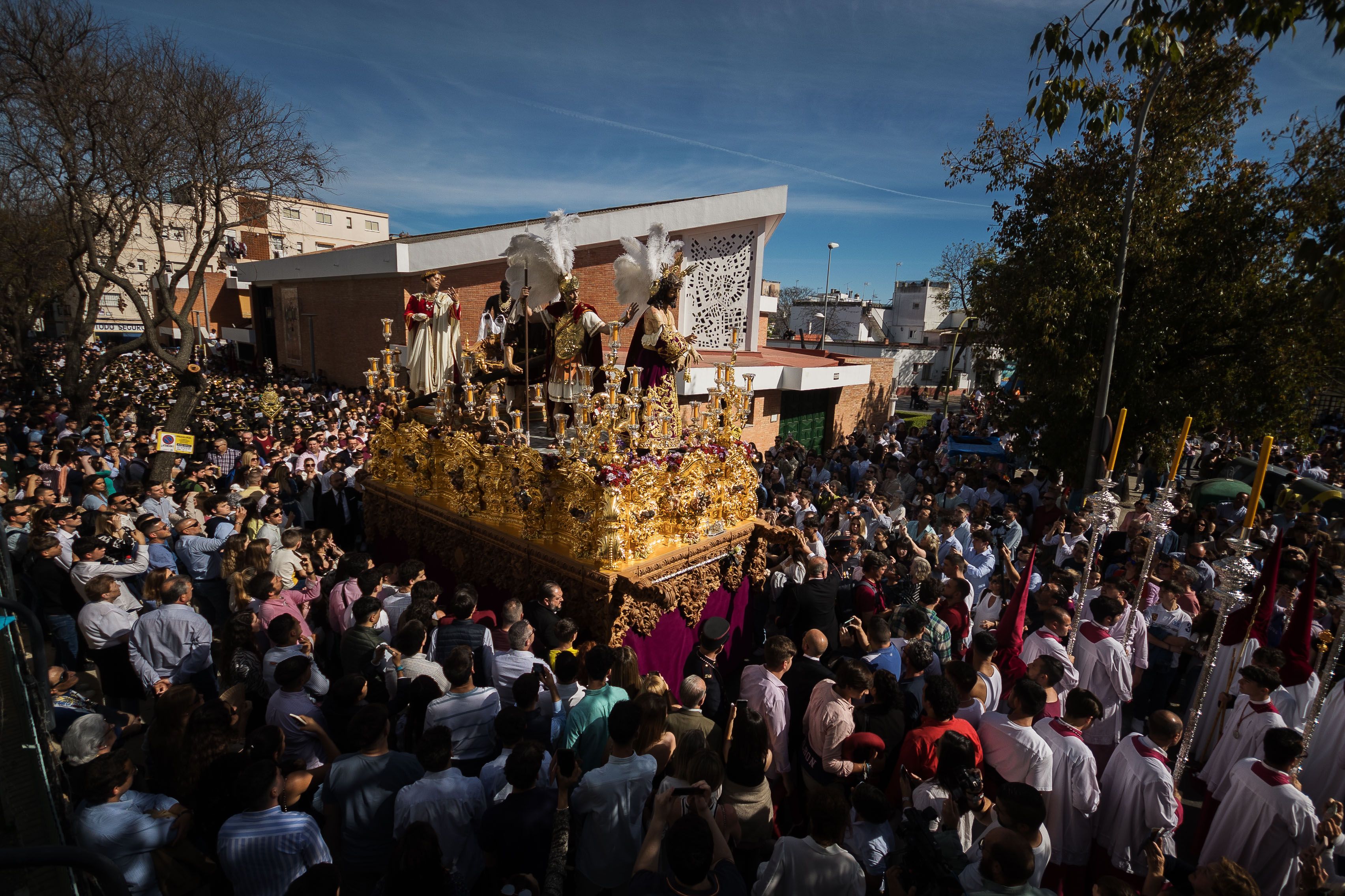 El Señor de la Paz tras salir de la iglesia de Fátima en su barrio de la Constancia. 