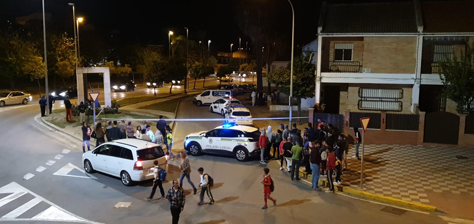 La Policía Local de Lebrija y algunos curiosos, cerca de la vivienda donde aparecieron los cadáveres.