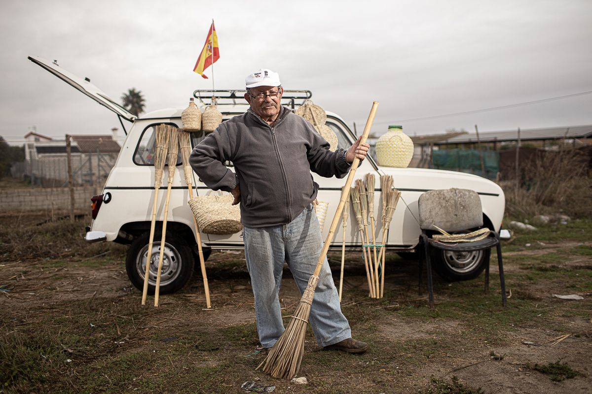Antonio Lobato posa con una escoba delante de su vehículo. FOTO: JUAN CARLOS TORO