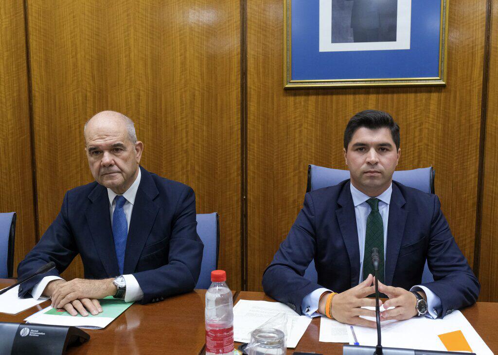 Chaves junto al presidente de la comisión.