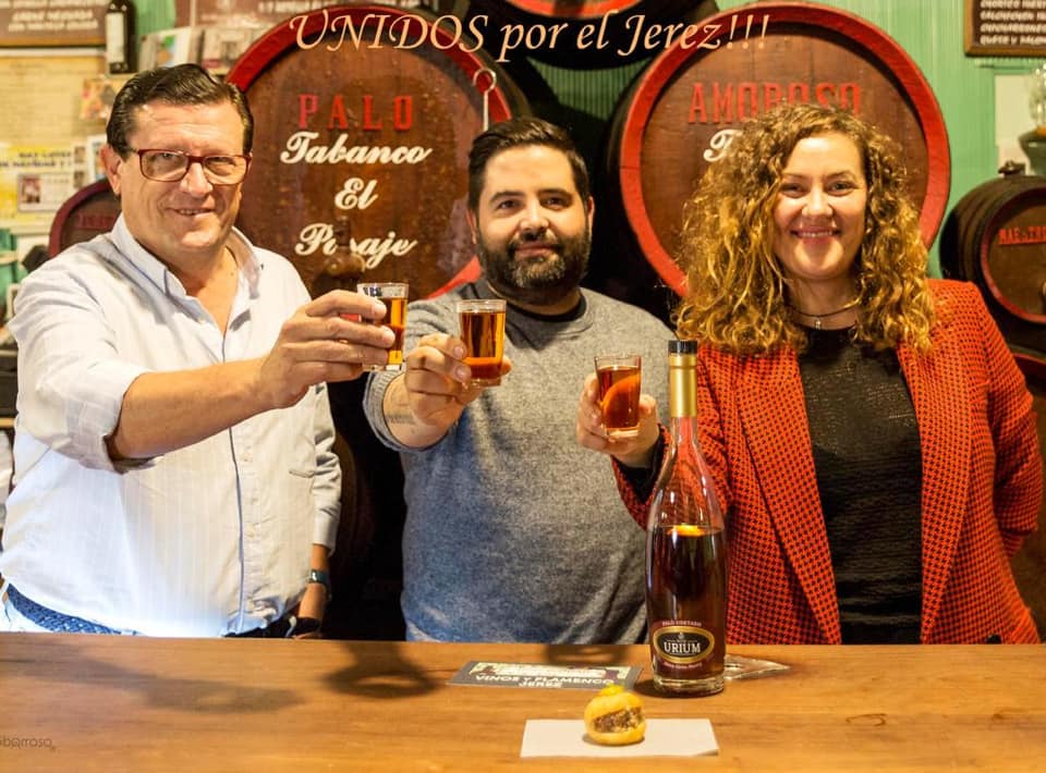 Ramírez, Fernández y Rocío Ruiz, de Urium, en días pasados en El Pasaje.