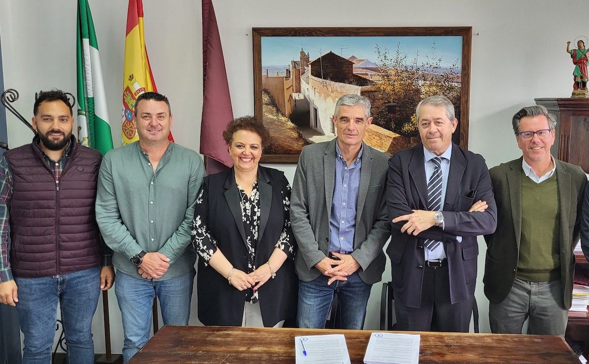 El alcalde de Arcos, Isidoro Gambín, con representantes de Althenia-FCC, nueva empresa de limpieza viaria.