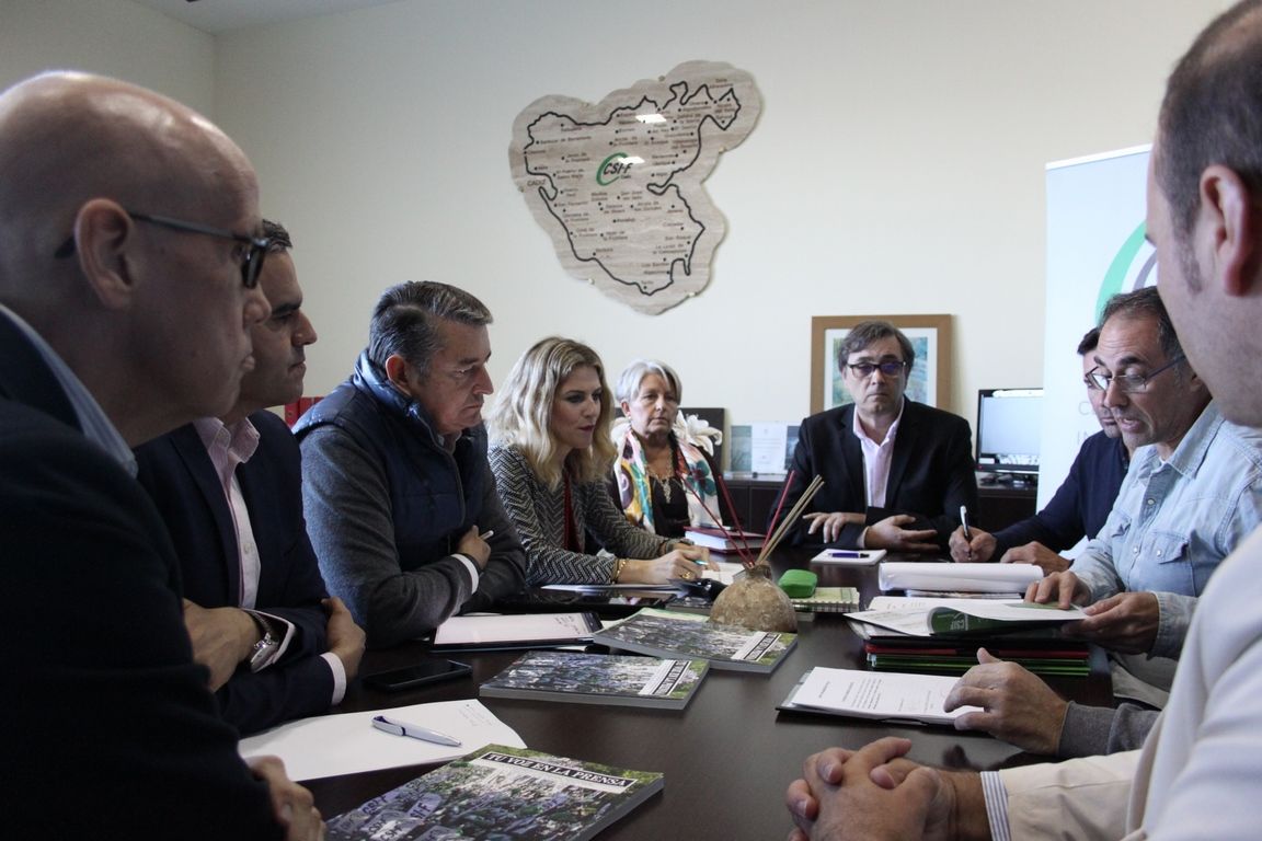 Miembros de CSIF, durante la reunión con representantes del PP provincial.