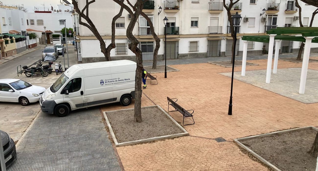 Los 'bancos de atrezo' ya han sido devueltos a la plaza Los Lebreles de El Puerto de Santa María.
