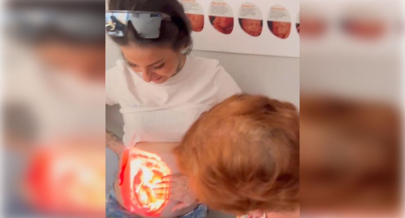 La bisabuela, sorprendida ante la imagen proyectada en el vientre de su nieta.