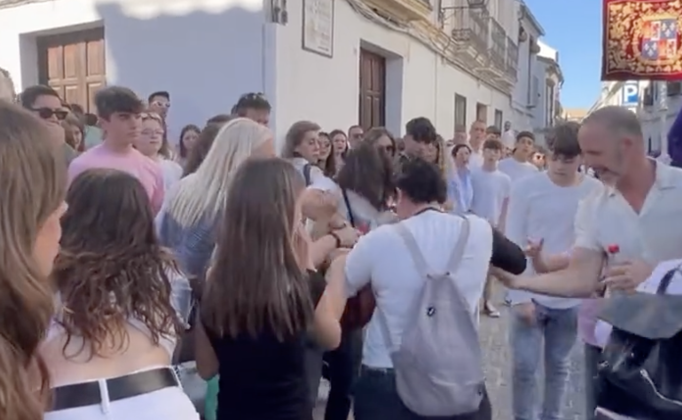 Pelea en mitad de una procesión en Córdoba.  TWITTER