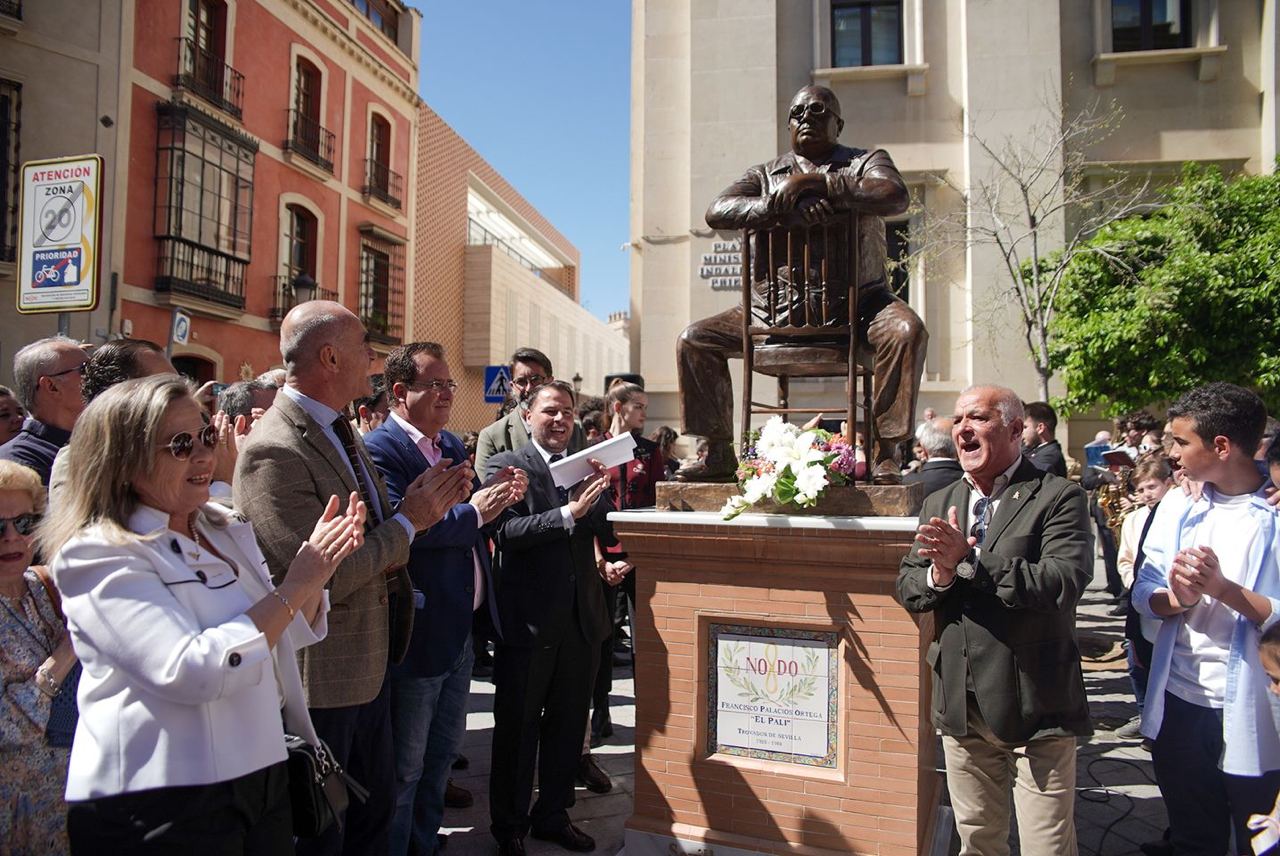 El alcalde de Sevilla, Antonio Muñoz, inaugurando un monumento a 'El Pali'.