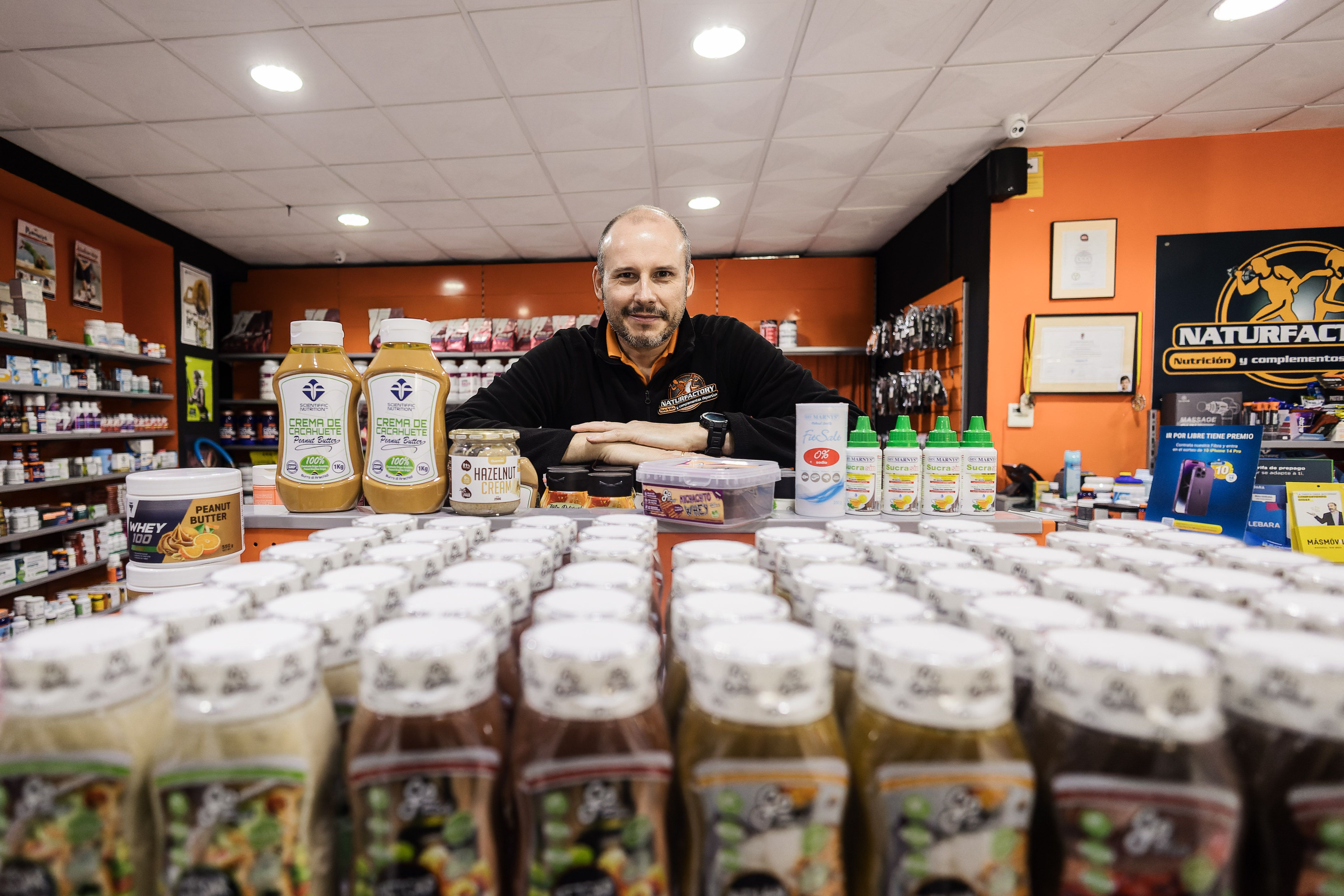 Pablo Ávila con algunos de los productos de su tienda. 